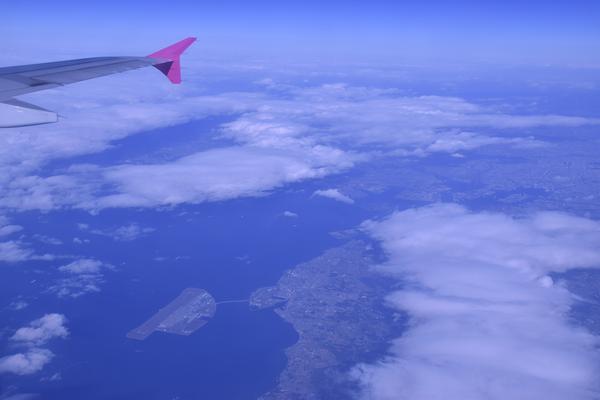 窓際で時間を過ごしながら、旅が始まる前の空気を感じる写真