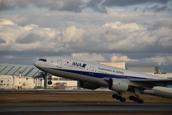 滑走路まわりの広さと、少しずつ動いていく空港の景色を眺める写真