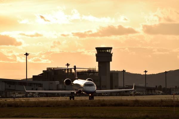 夕方の空港で、待ち時間の空気がやわらかく漂う写真