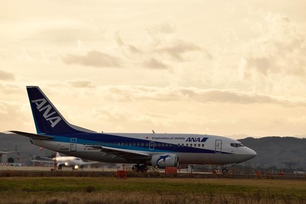 夕方の入口で、昼とは違う空気に変わり始めた空港の写真