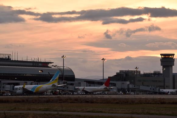 夕景からブルーアワーへ移り、空の階調が美しく見える空港の写真