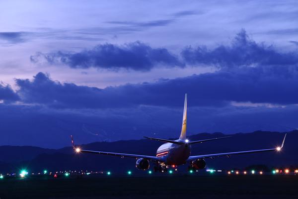 暗くなる直前まで光が主役に近づいた空港の夕方写真