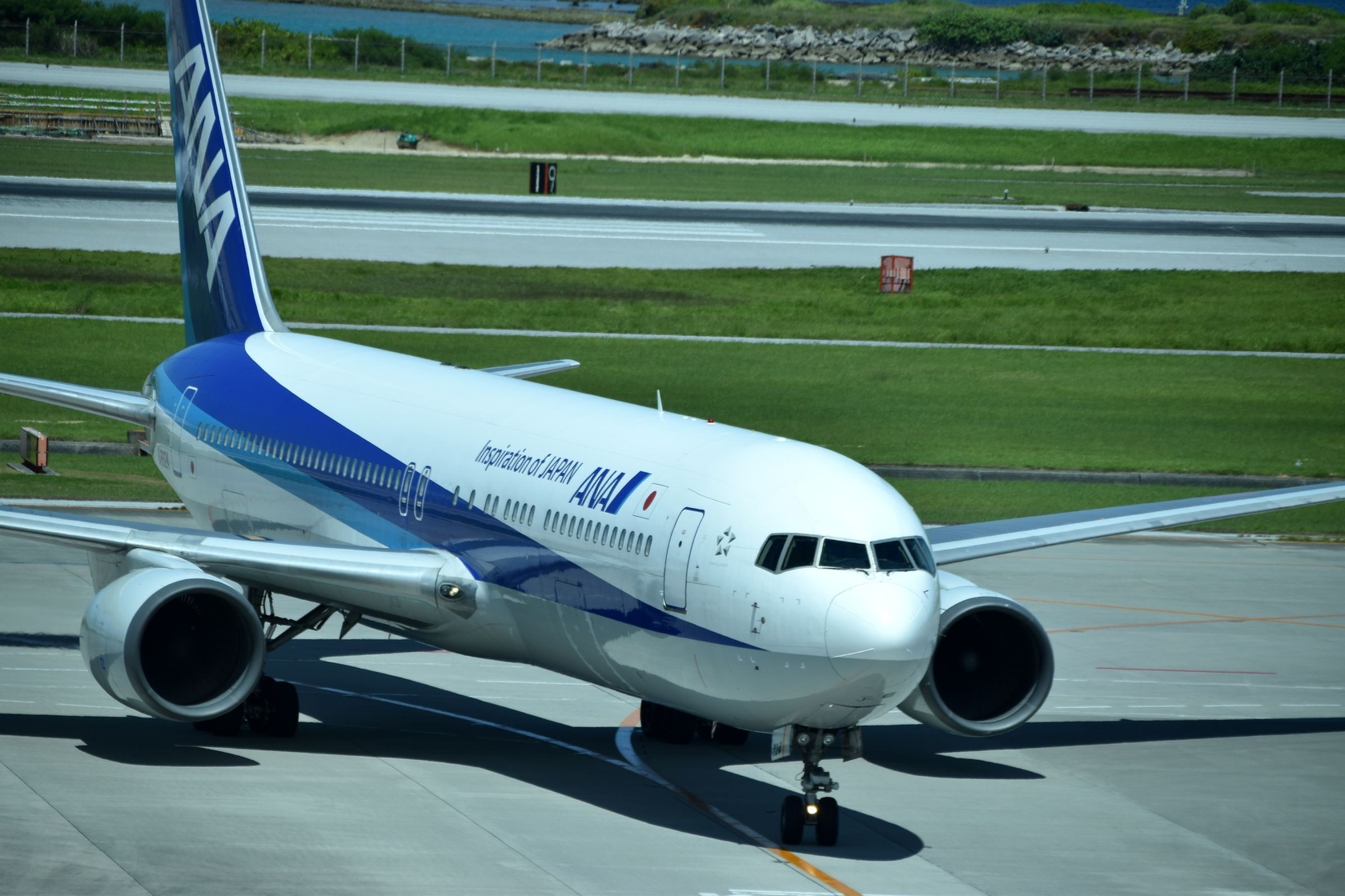 地上に駐機するANA機を上から見下ろした写真