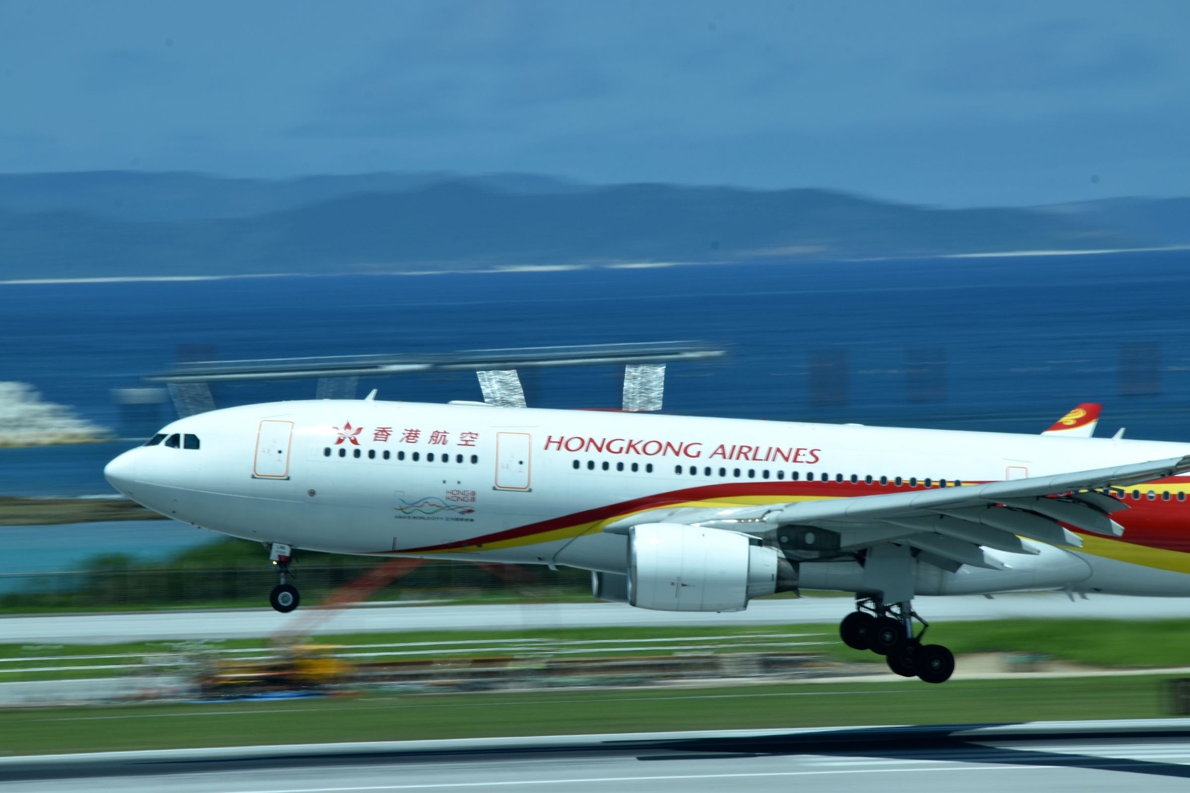 海を背景に離陸する香港航空機の写真
