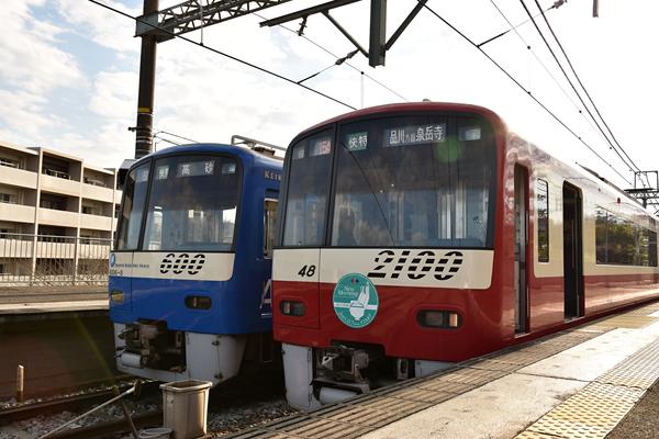 ホームに停車した電車が逆光気味の光で写る写真