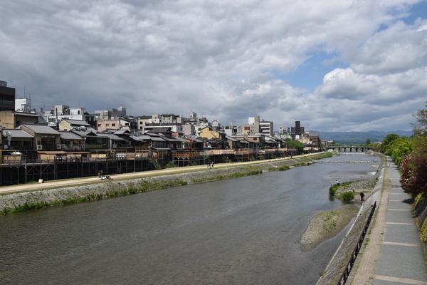 川と空と建物と道の流れから広い景色の入口を作っている写真
