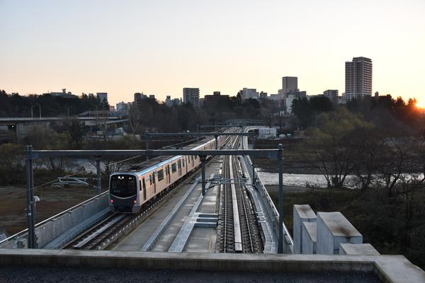 日常の移動風景の中で線路や遠近感や時間帯が面白さを作っている写真