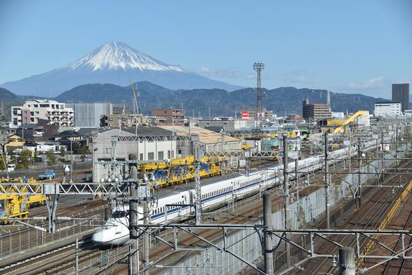 富士山が見えたことで交通風景の意味が変わる瞬間の写真