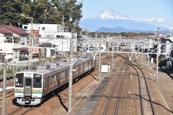 富士山が見えたことで交通風景が旅景色に近づいていく写真