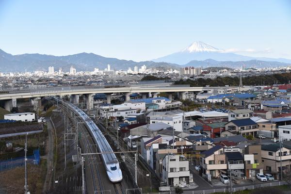 在来線や街並みが入ることで日常の交通風景が旅景色に変わる写真