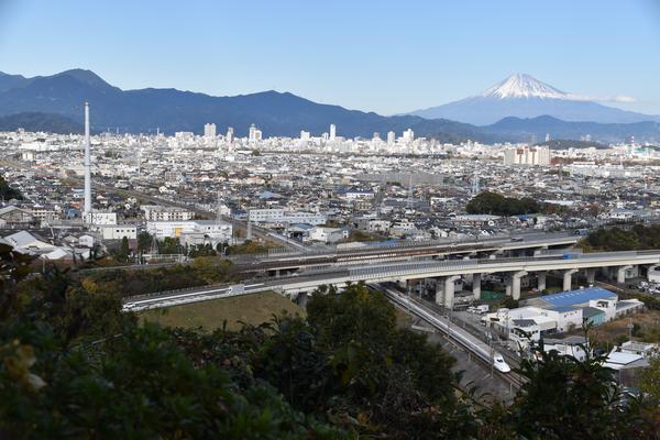 在来線や街並みと富士山が重なって日常の交通風景が旅景色になる写真