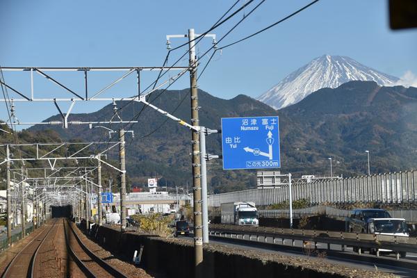 電車のような速い移動の中でも景色が記録になる瞬間の写真