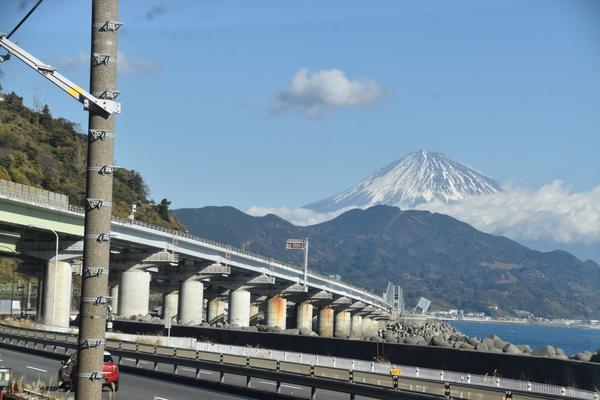 富士山と交通と街並みがひとつの旅景色としてまとまる終盤の写真