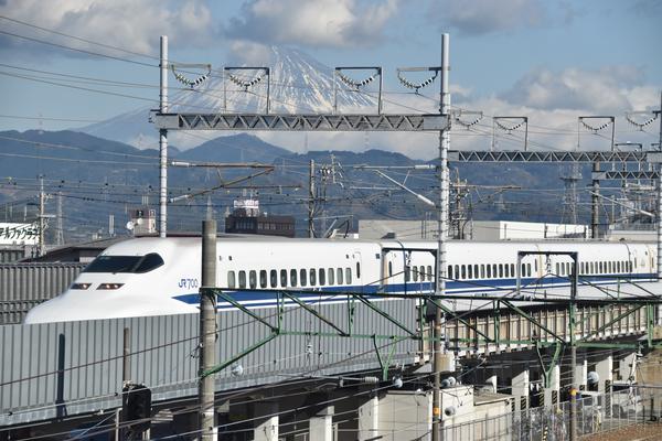 富士山と交通と街並みがまとまって途中の景色を残したくなる理由が見える写真