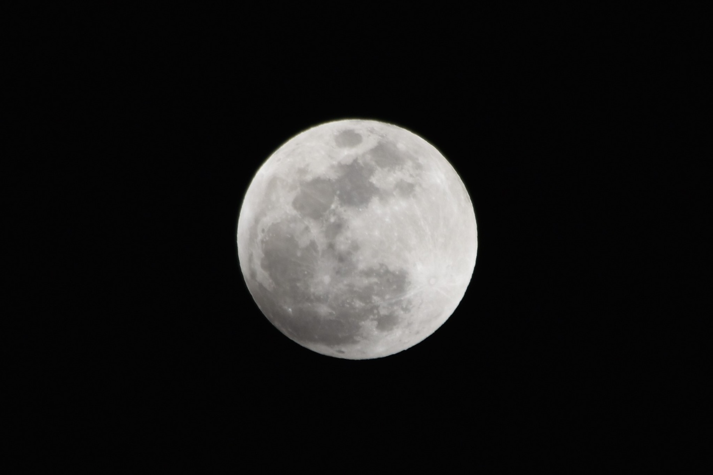 月食が始まる前後の、まだ明るい満月に近い月の写真