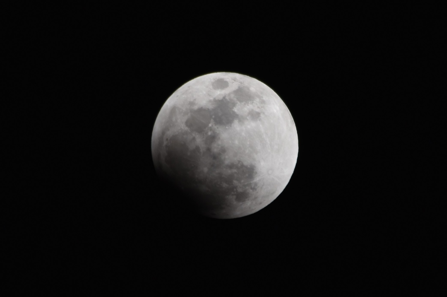 月の一部に影がかかり始めた月食初期の写真