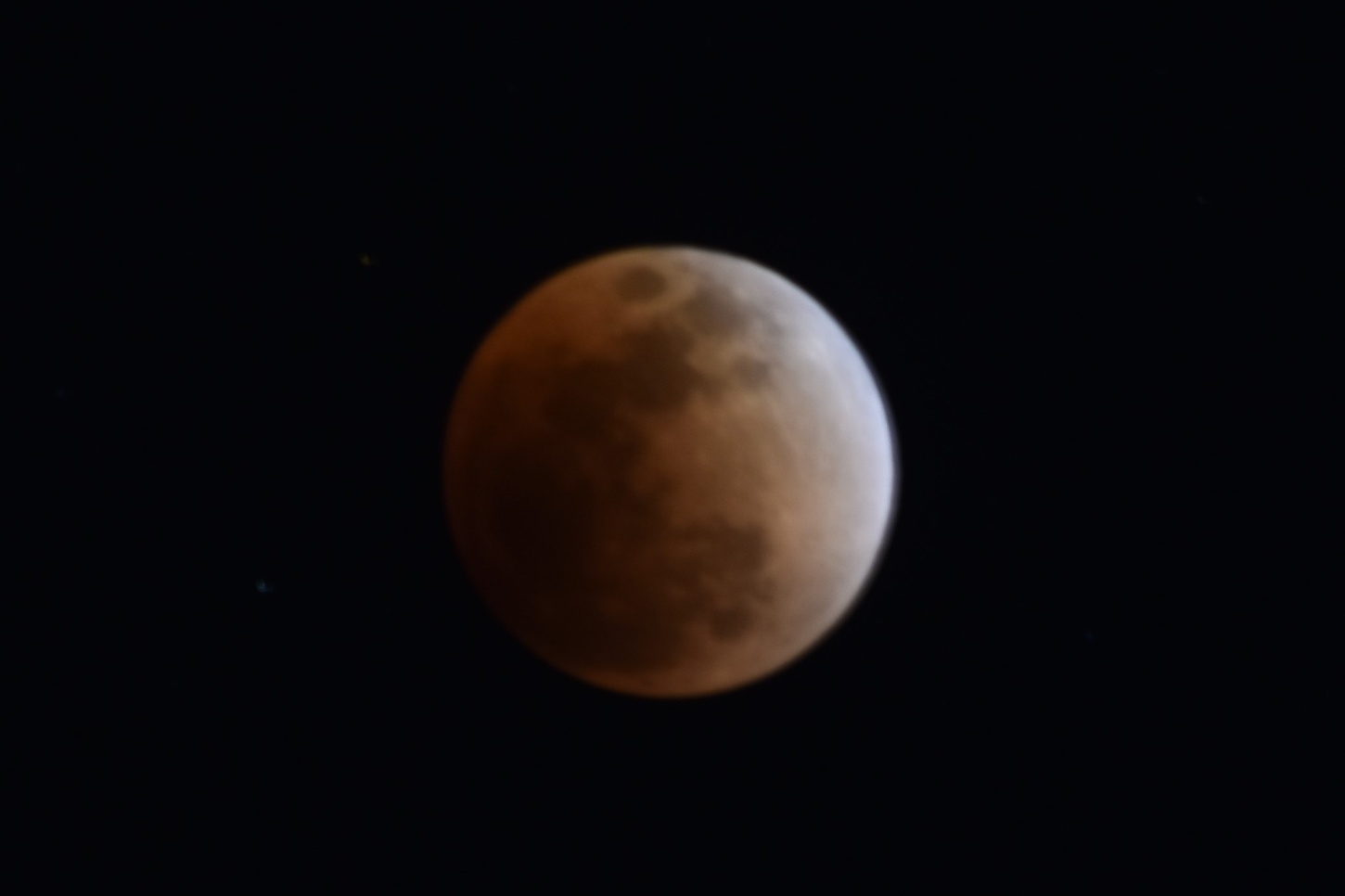 月がかなり暗くなり、赤みが見え始めた月食後半の写真