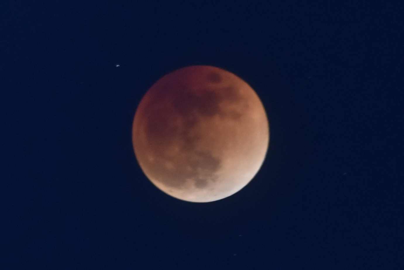 赤銅色に見える皆既月食の月の写真