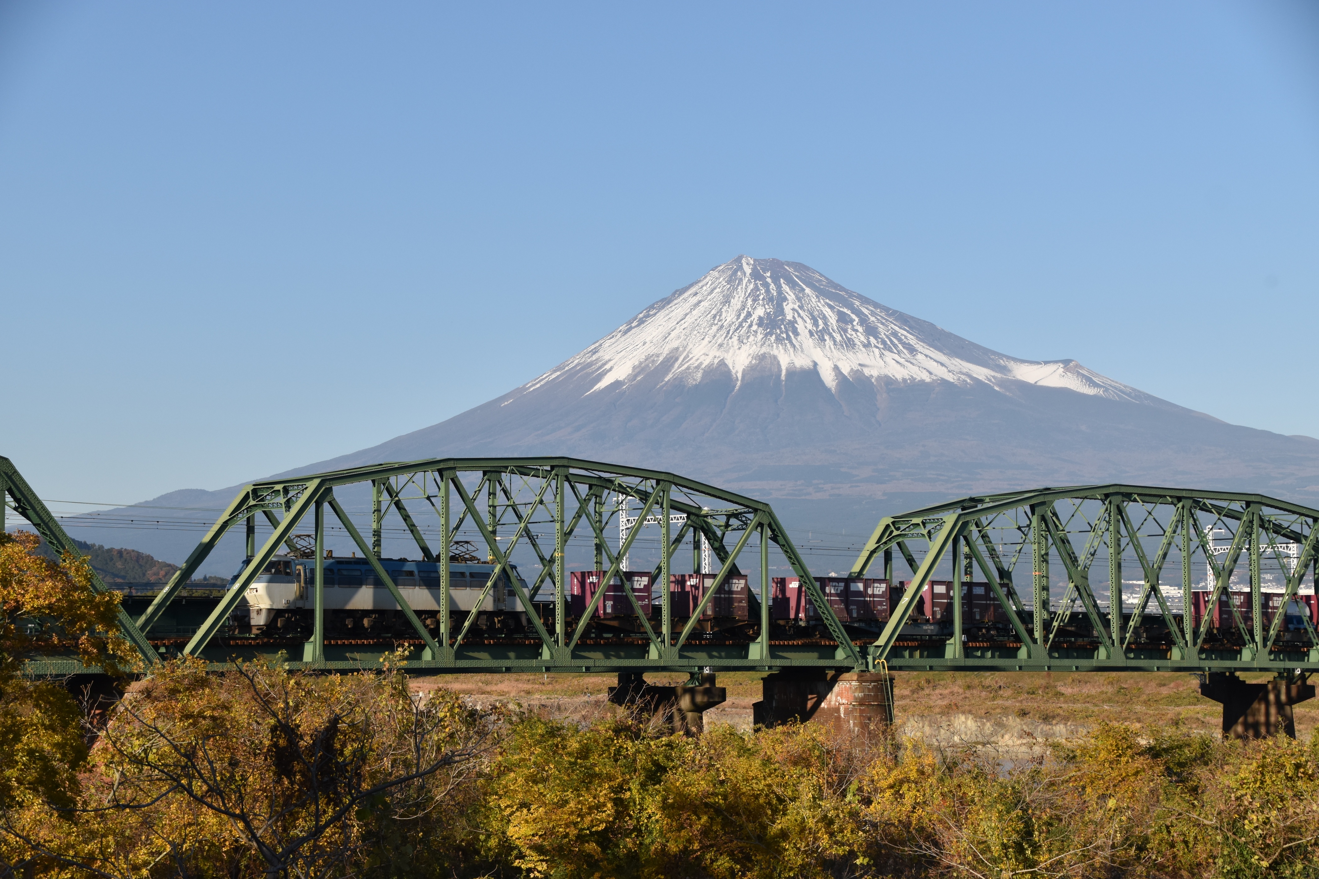 街並みや建物とともに見える富士山の写真
