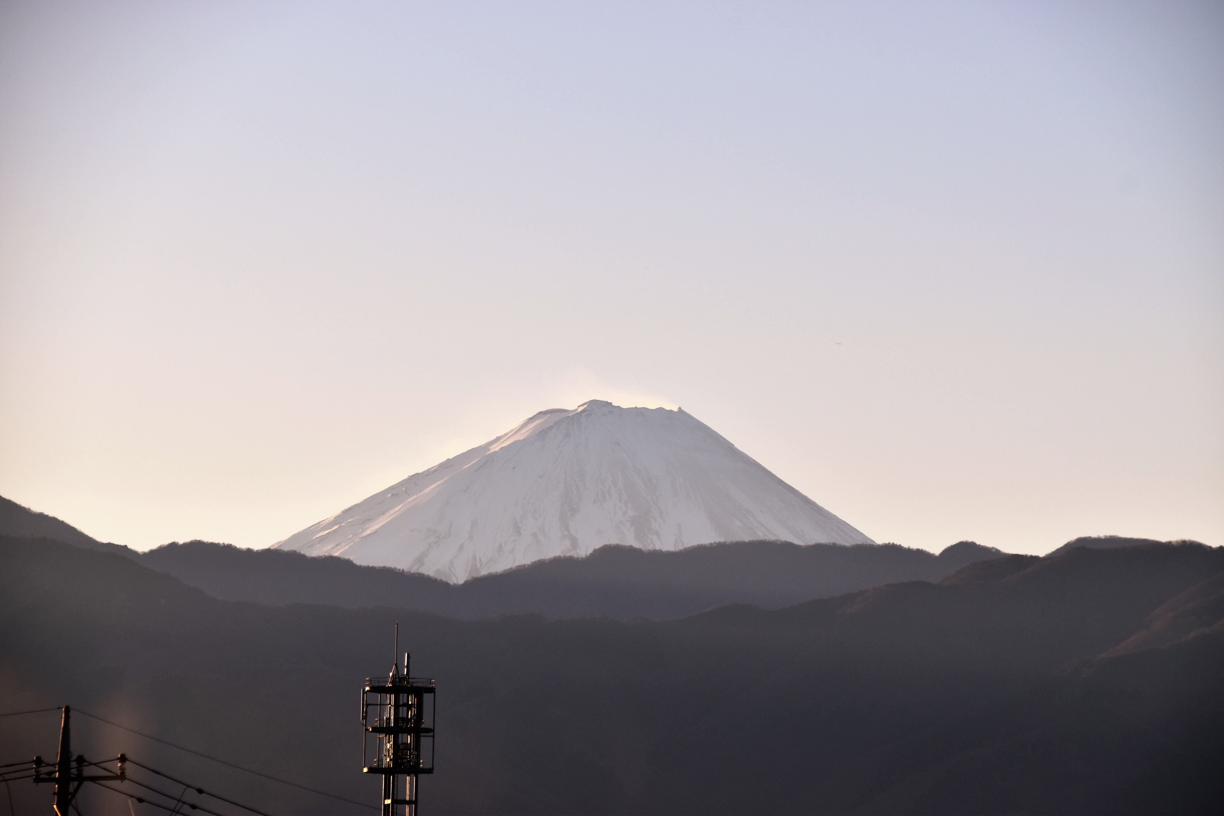 朝や夕方の光を受けて表情が変わる富士山の写真