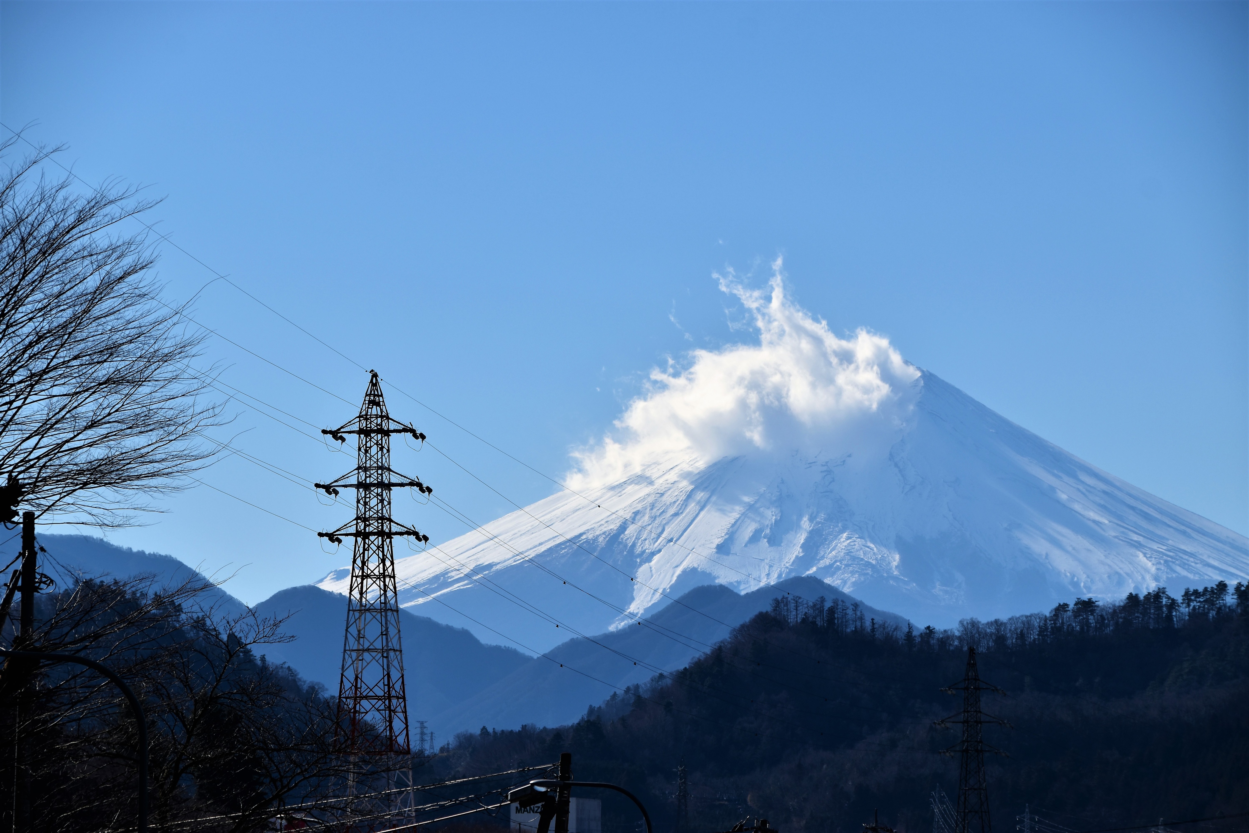 別の場所から見た富士山と前景の組み合わせが印象的な写真