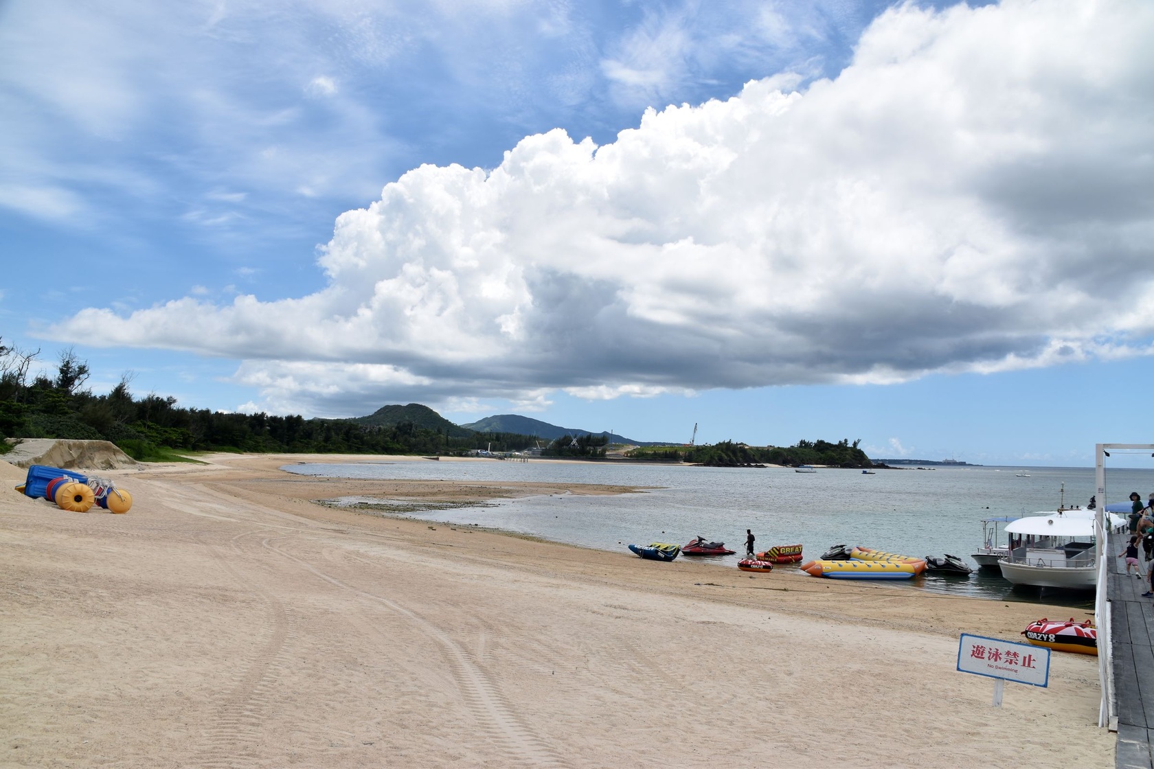 白い砂浜と明るい海が広がる沖縄の海の写真