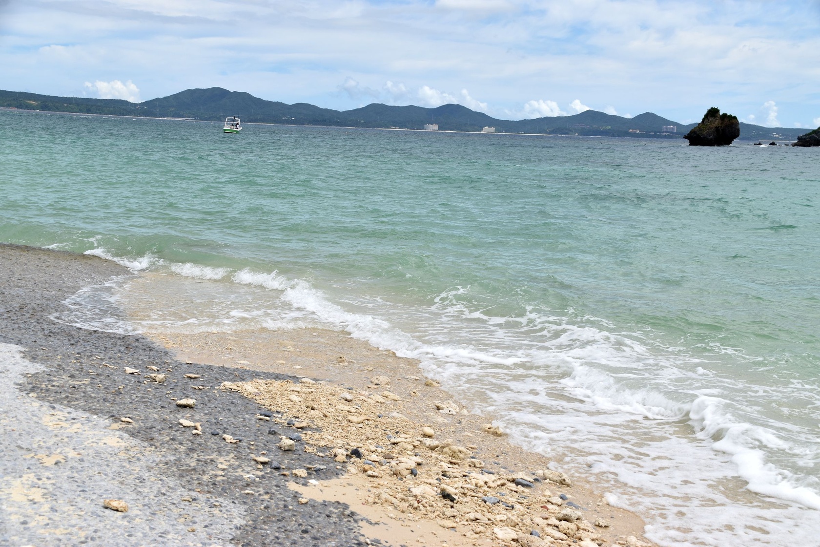 空と海の境界が明るく水平線が印象的な沖縄の海の写真
