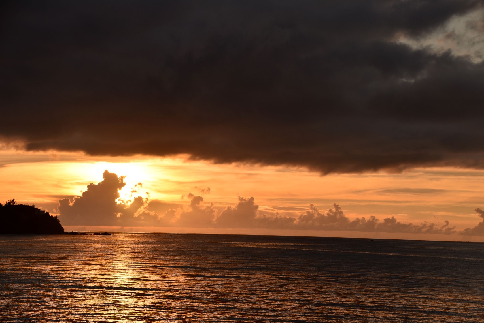 海と砂浜と空がバランスよく明るく写る沖縄の海の写真