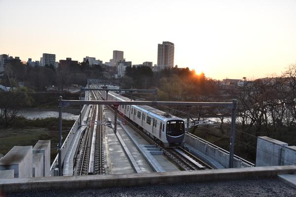 昼から夕方へ移る時間帯で色の印象が変わる写真