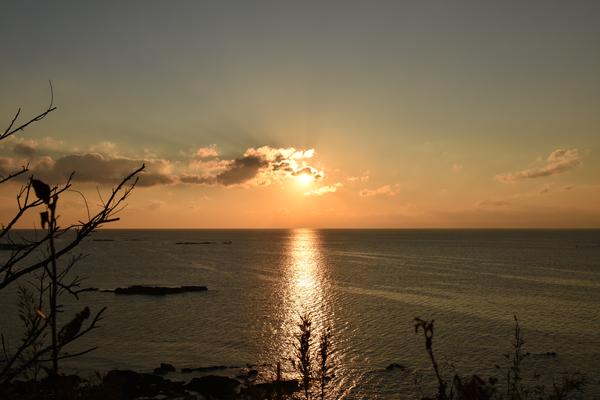 海と空の広い面積が印象的な風景写真