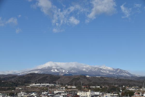 遠景の山並みや広がりが余白として効く風景写真