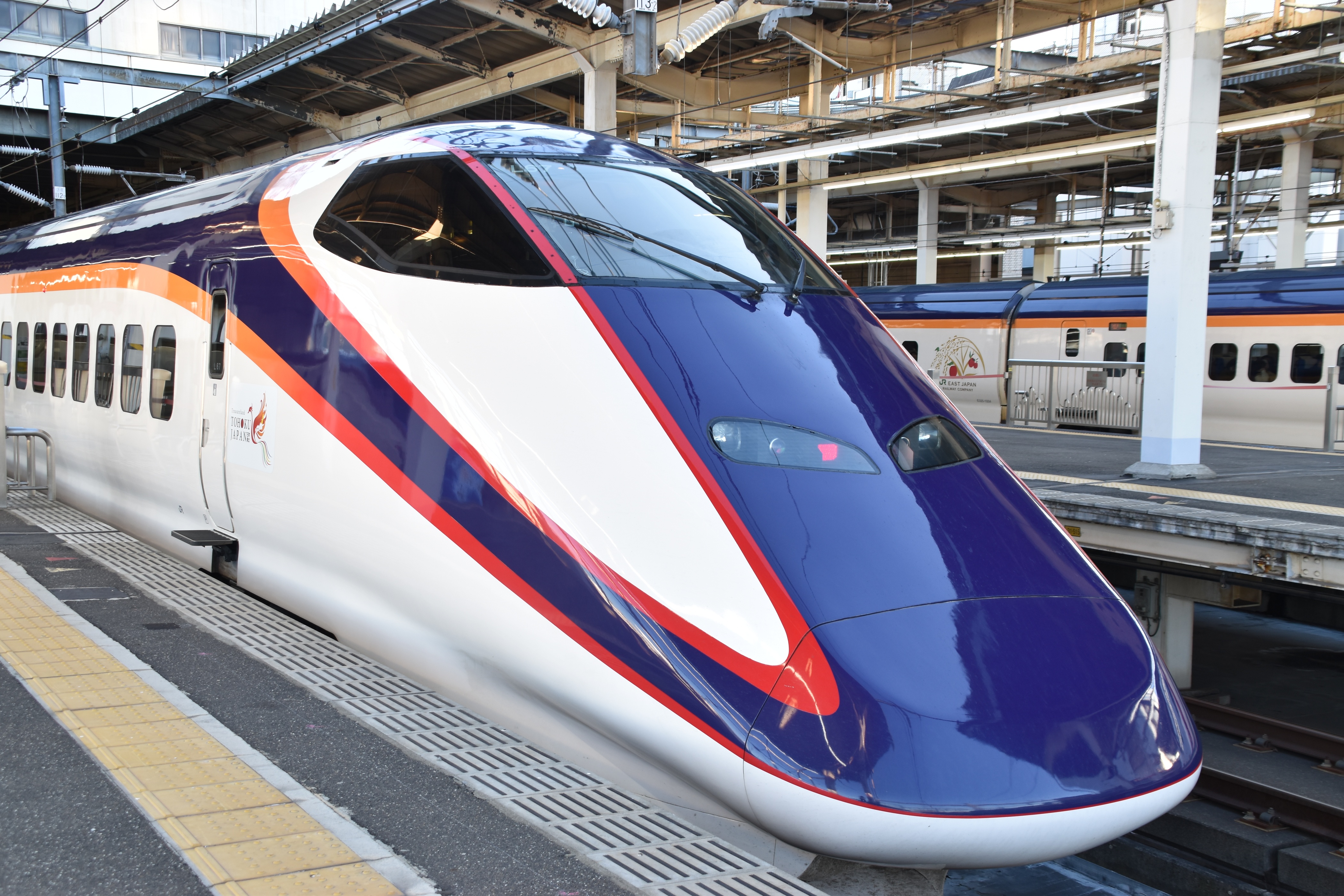 停車中または低速で先頭形状がよく見える新幹線の写真