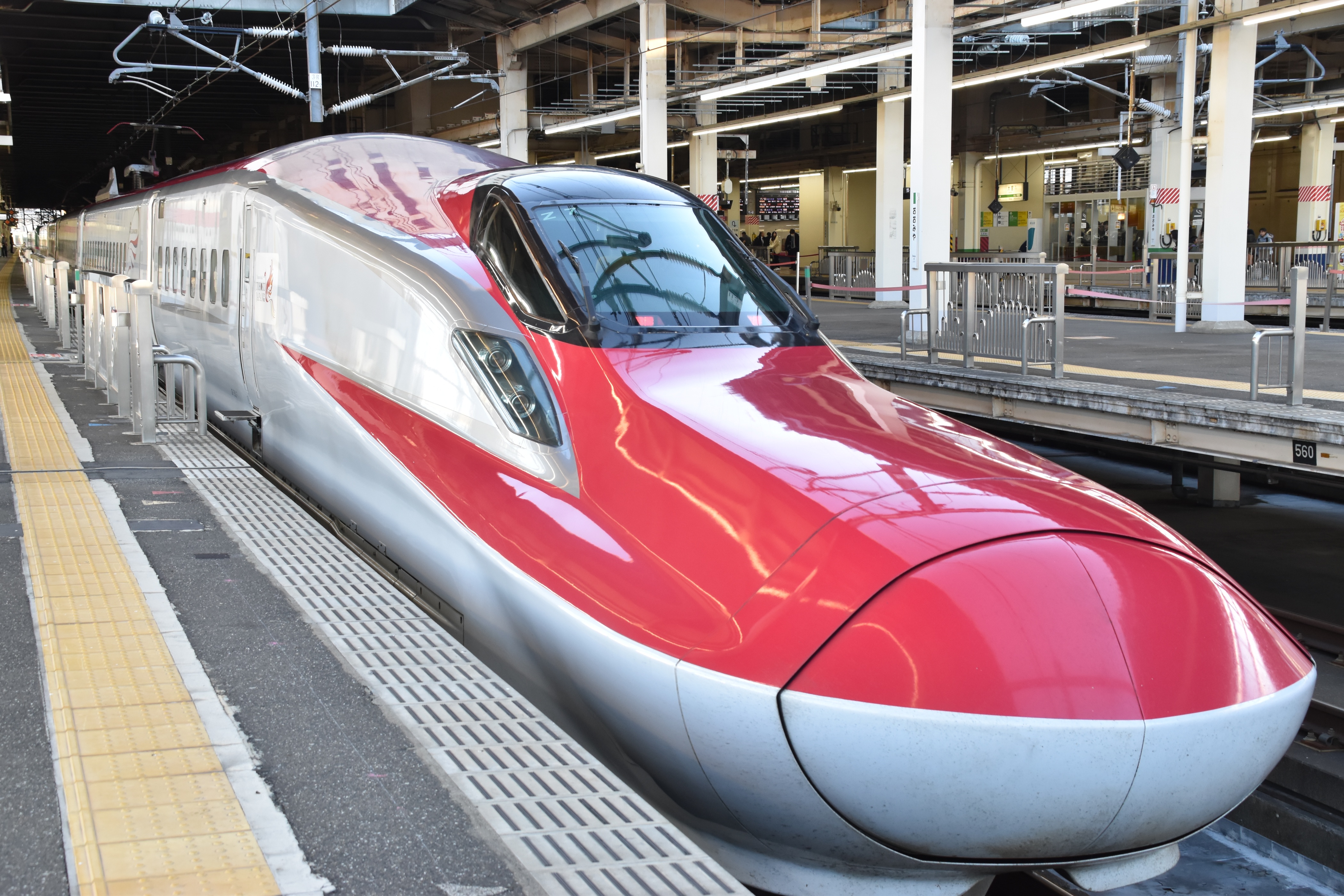 新幹線の先頭形状が角度をもって印象的に見える写真