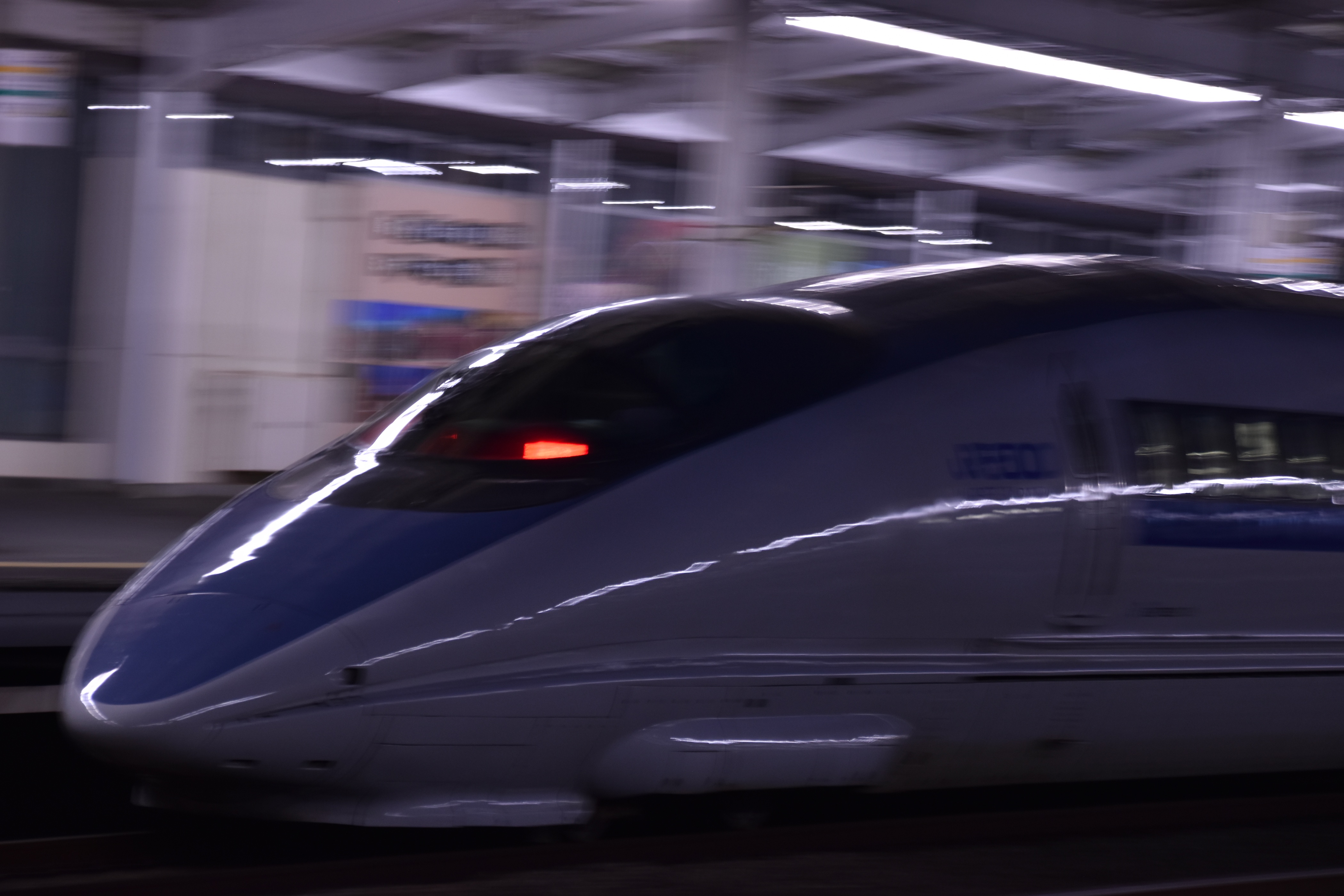 流し撮りなどでスピード感が強く出た新幹線の写真