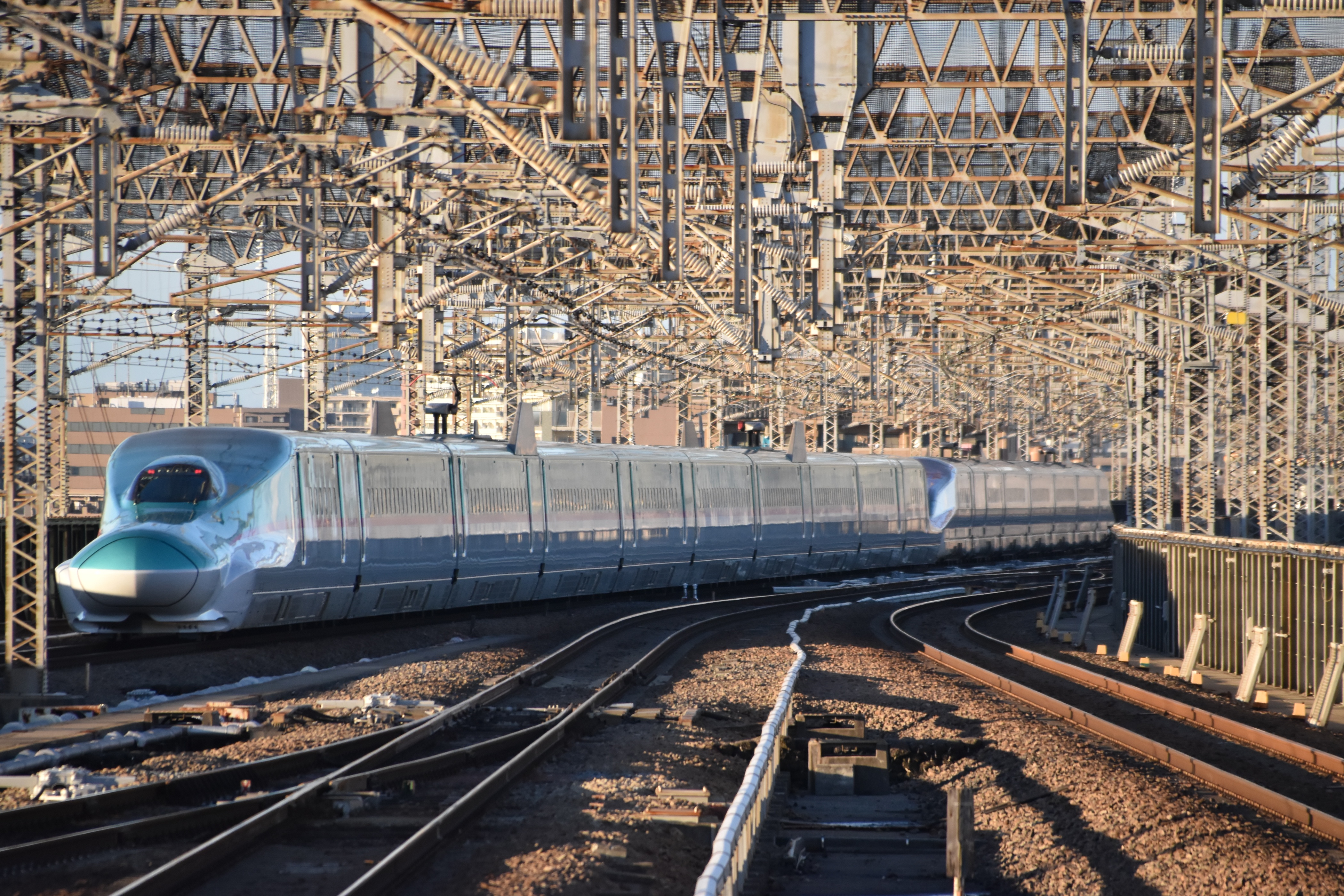 カーブ進入時など迫力ある角度で写った新幹線の写真