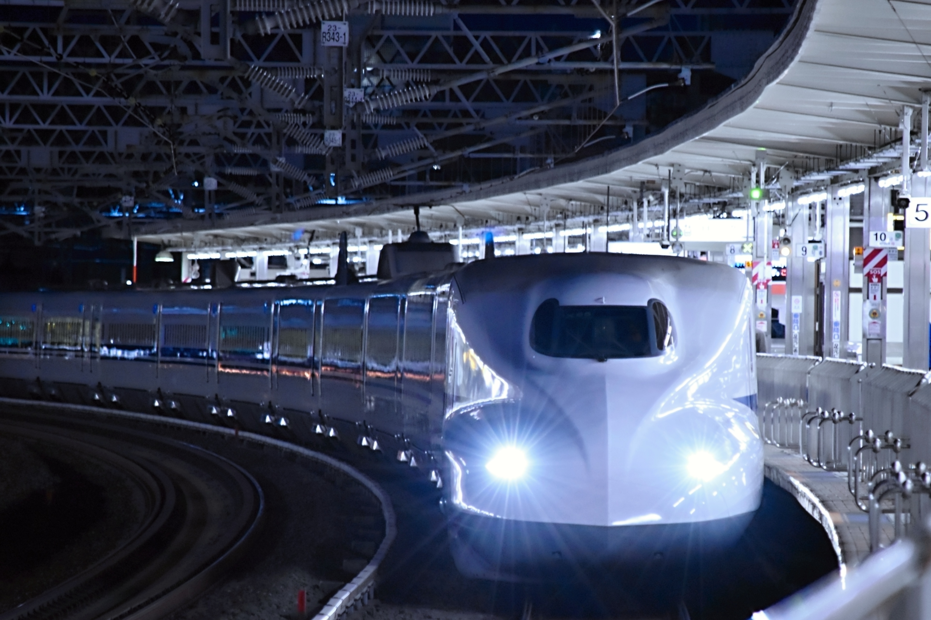 新幹線の形や速度感がバランスよく見える写真